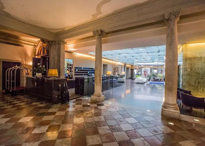 Hotel Monaco & Grand Canal