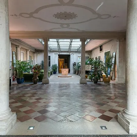 Monaco&grand Canal Hotel