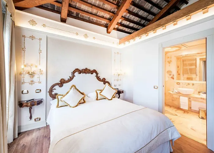 Monaco&grand Canal Hotel