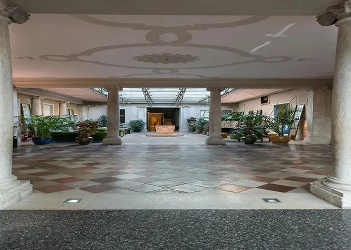 موناكو وغراند كانال فندق