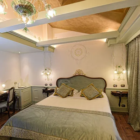 Monaco & Grand Canal ונציה