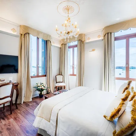 Monaco & Grand Canal ונציה