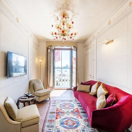 Monaco & Grand Canal ונציה